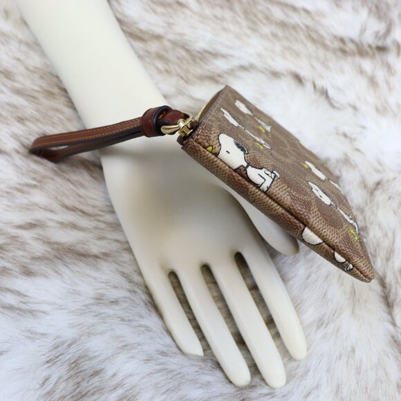 Coach x Peanuts Corner Zip Wristlet In Signature Canvas With Snoopy Print CBS82 - Picture 4 of 11